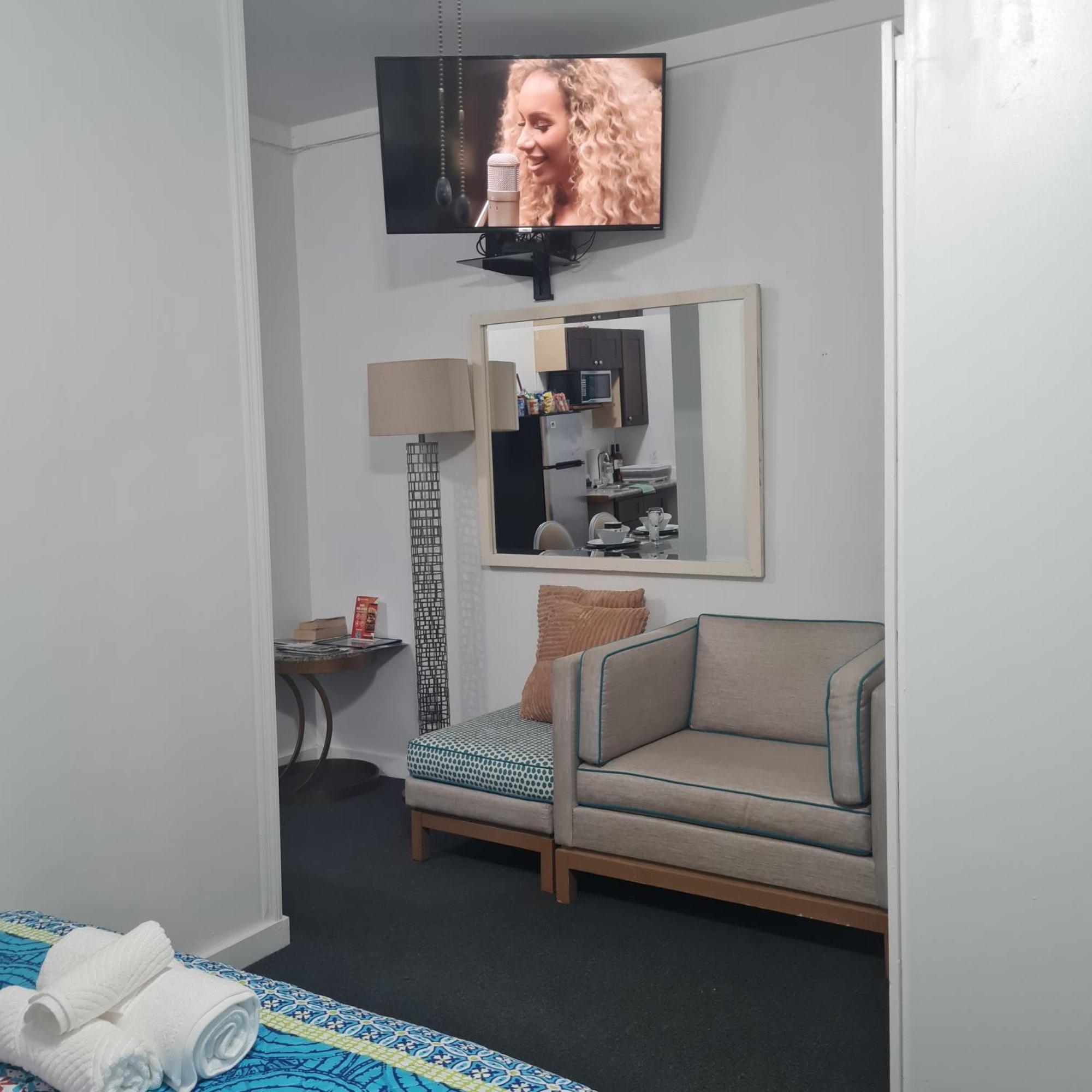 Bell At The Airport Adults Only - Free Airport Transportation Apartment *