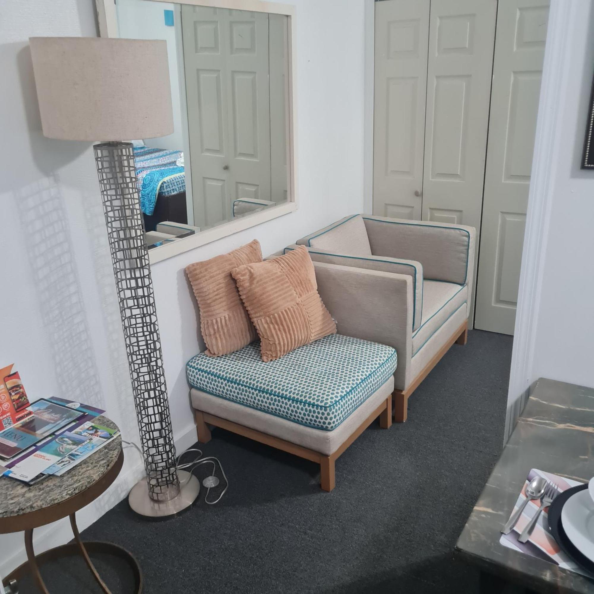Bell At The Airport Adults Only - Free Airport Transportation Apartment *