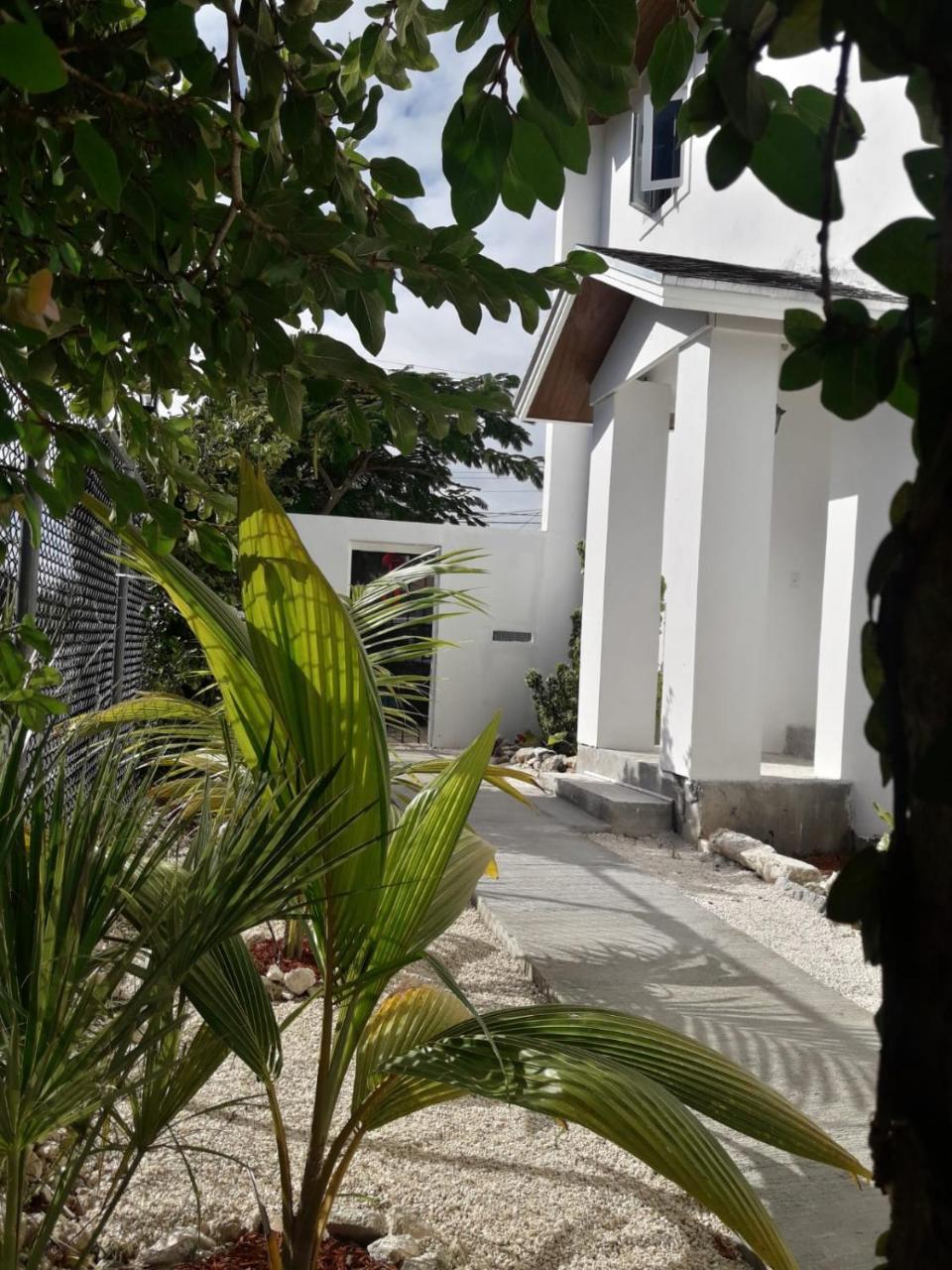 Bell At The Airport Adults Only - Free Airport Transportation Apartment *