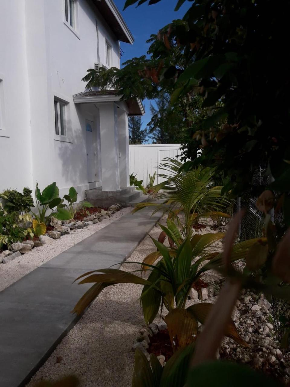 Bell At The Airport Adults Only - Free Airport Transportation Apartment *